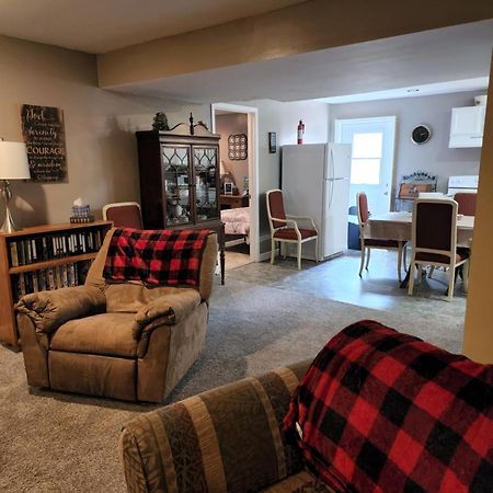 Lovely 3- Bedroom Apartment With Street Parking. Goshen Bagian luar foto