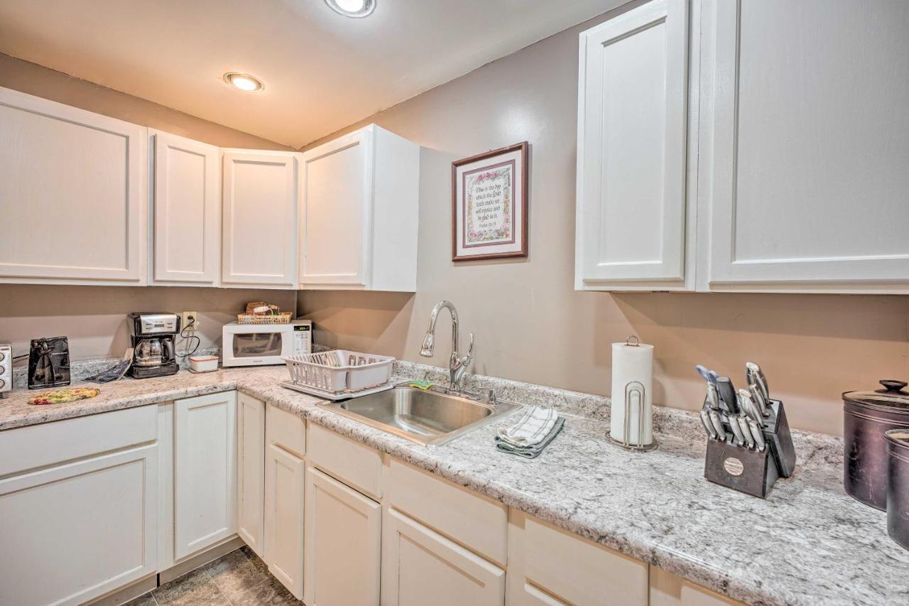 Lovely 3- Bedroom Apartment With Street Parking. Goshen Bagian luar foto