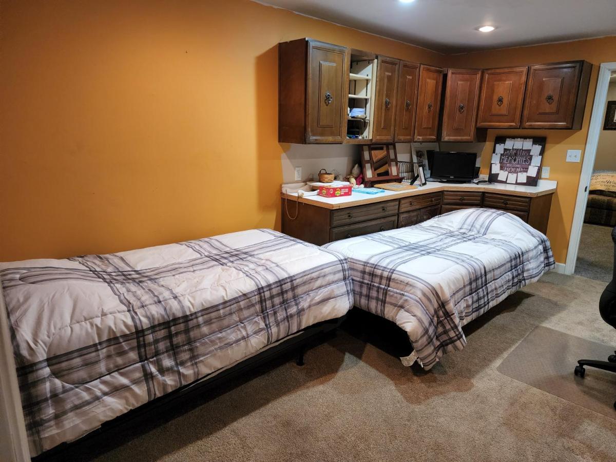 Lovely 3- Bedroom Apartment With Street Parking. Goshen Bagian luar foto