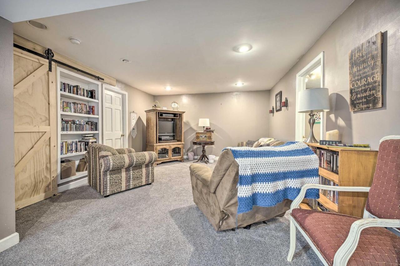 Lovely 3- Bedroom Apartment With Street Parking. Goshen Bagian luar foto