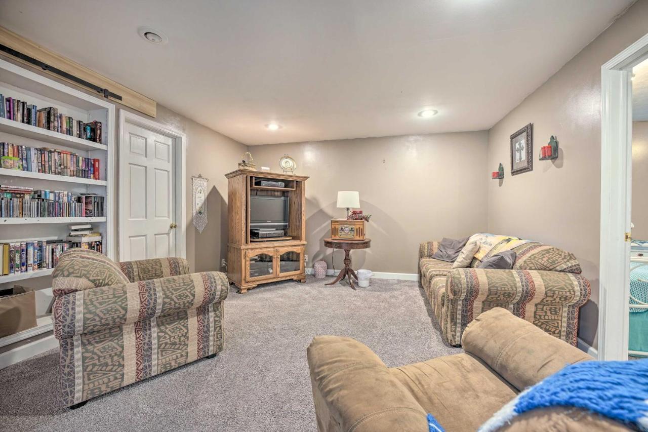 Lovely 3- Bedroom Apartment With Street Parking. Goshen Bagian luar foto