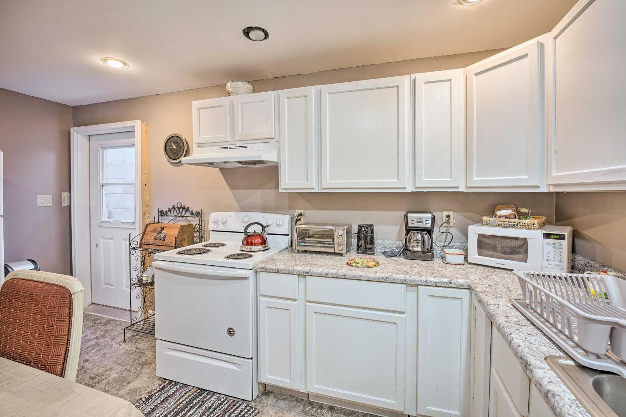 Lovely 3- Bedroom Apartment With Street Parking. Goshen Bagian luar foto