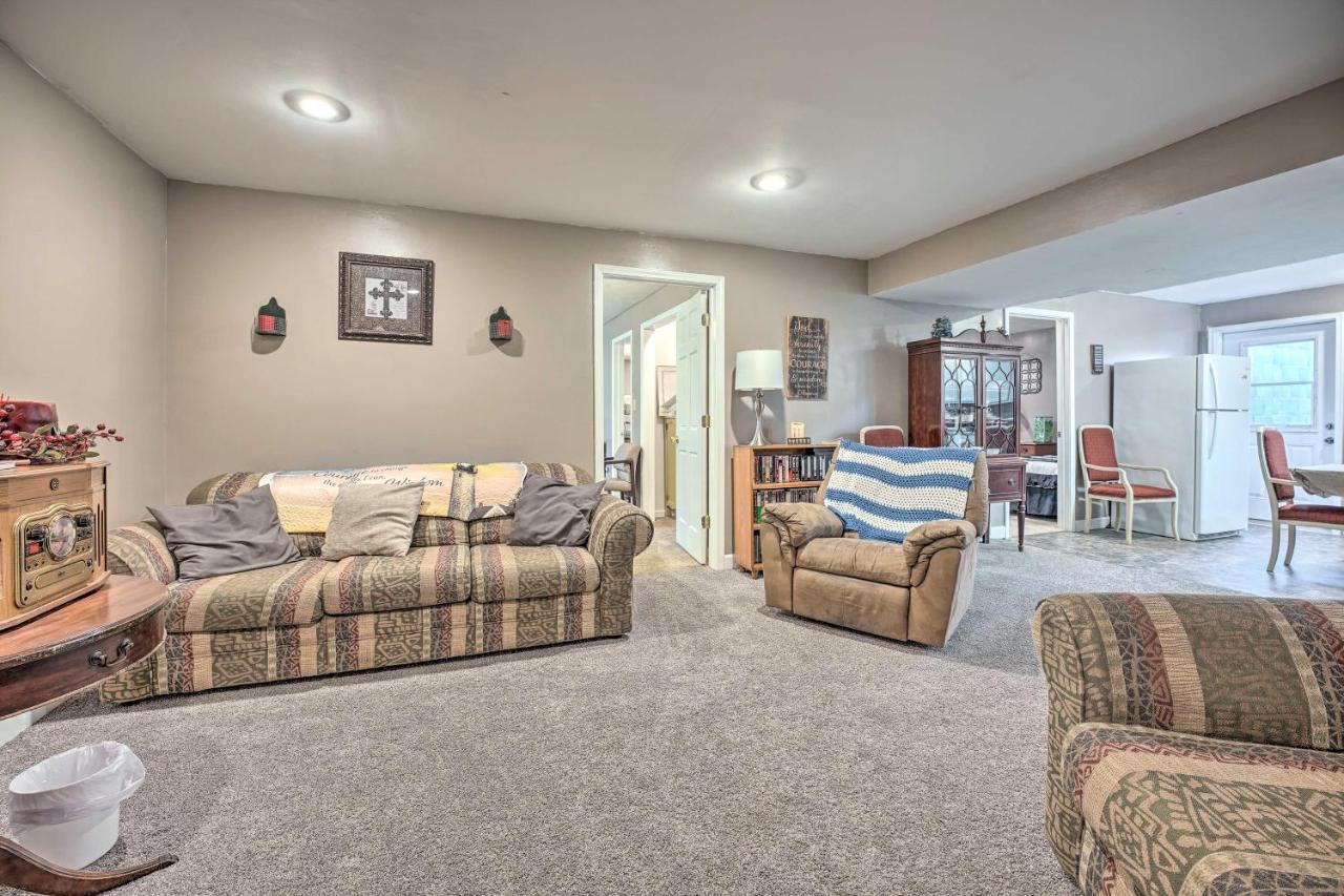 Lovely 3- Bedroom Apartment With Street Parking. Goshen Bagian luar foto