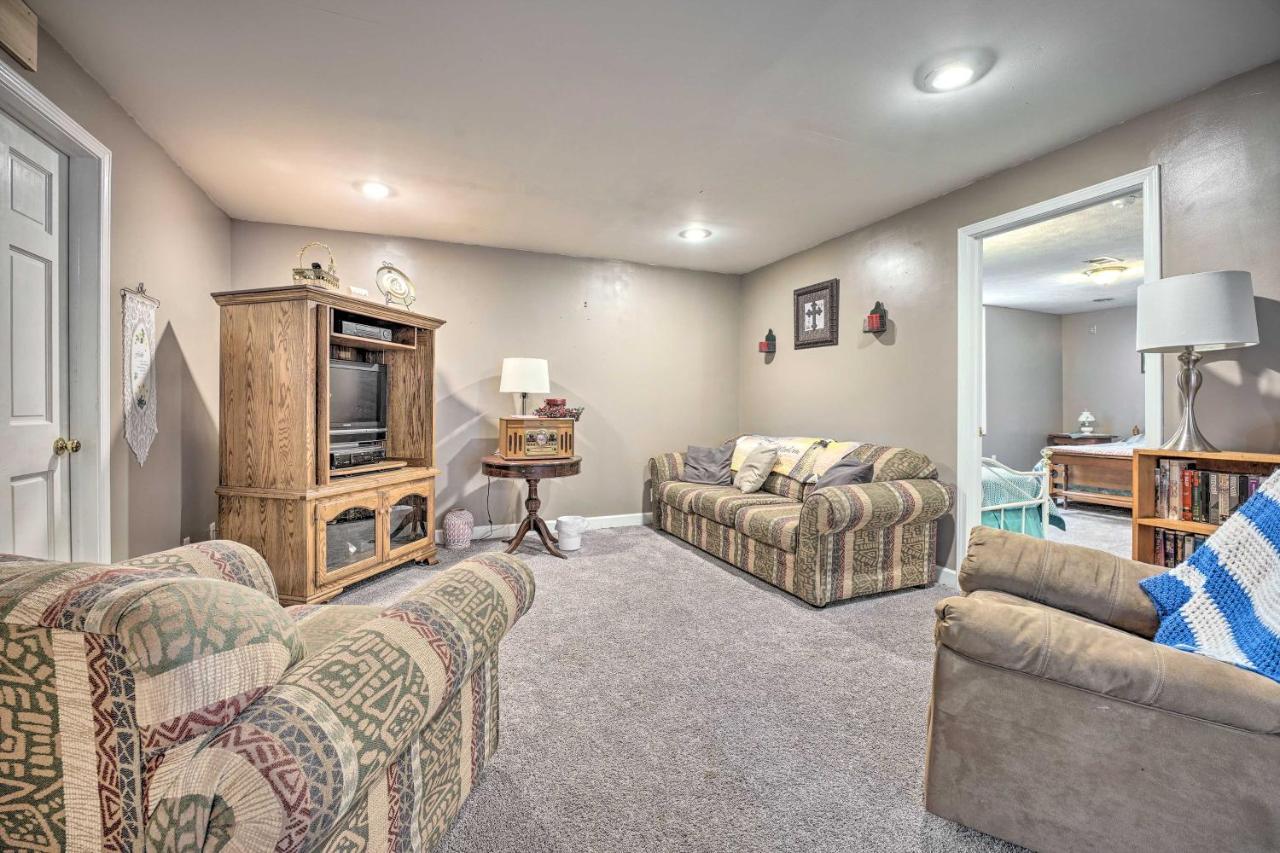 Lovely 3- Bedroom Apartment With Street Parking. Goshen Bagian luar foto