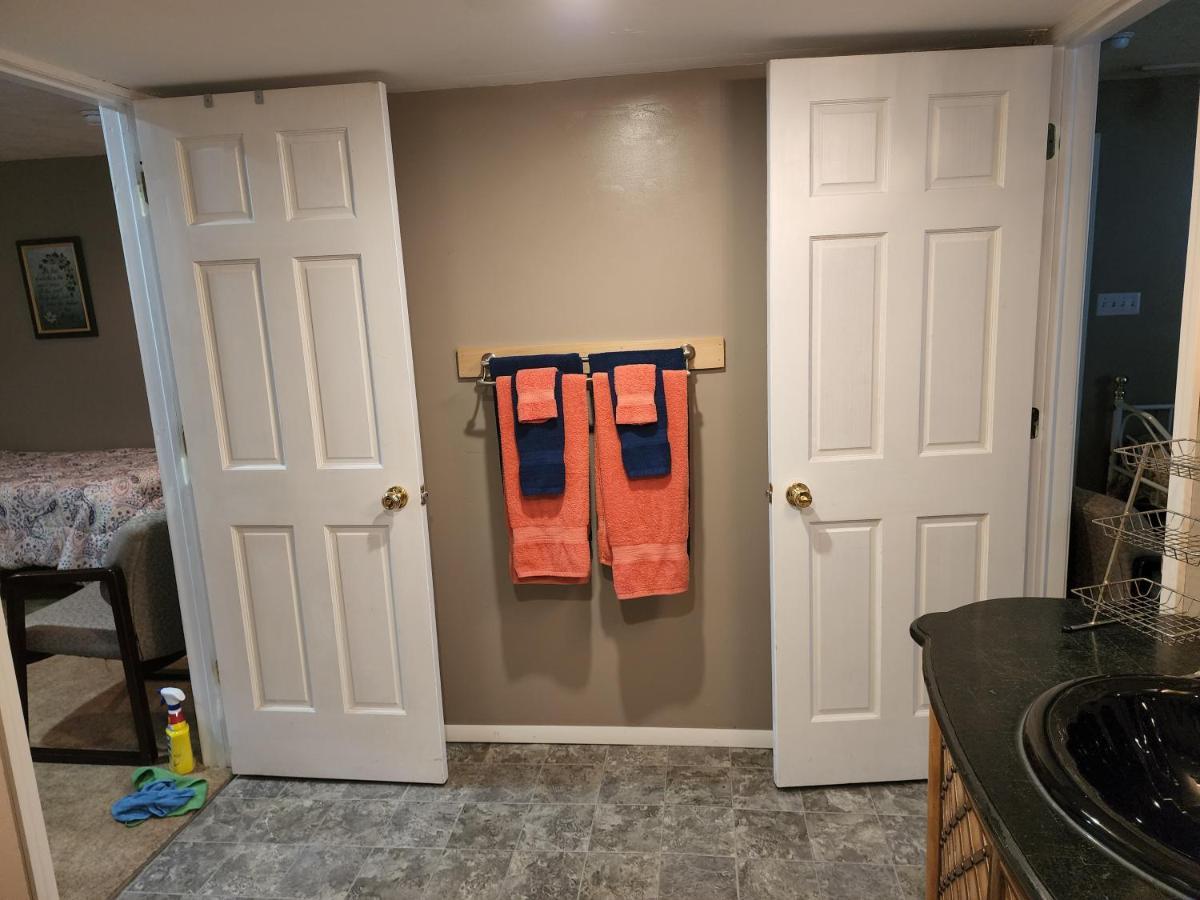 Lovely 3- Bedroom Apartment With Street Parking. Goshen Bagian luar foto